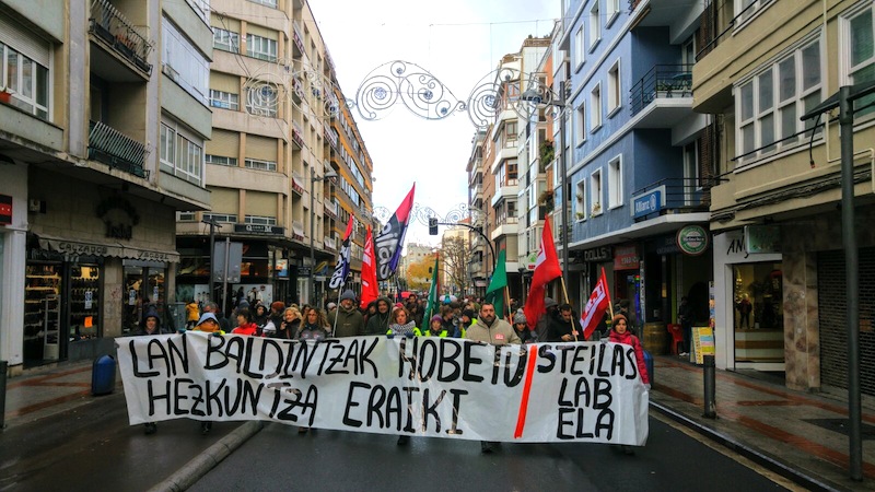 Manifestantes por las calles de Gasteiz.