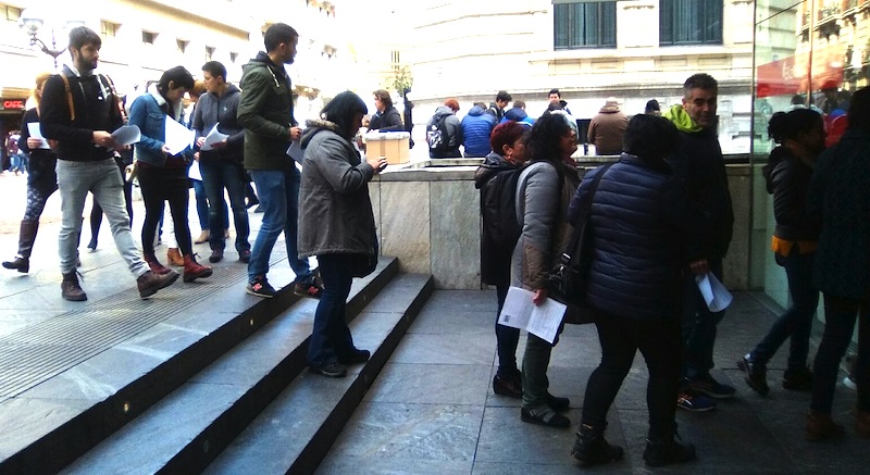 Trabajadoras y trabajadores, en la diputación de Bizkaia, haciendo cola para registrar la petición.