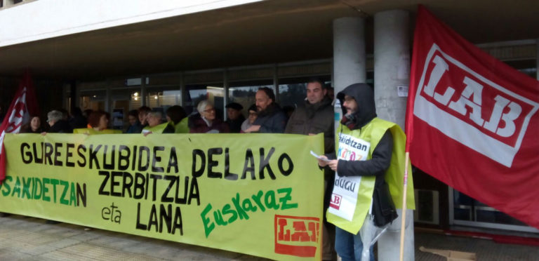 Osakidetzan, zerbitzua eta lana euskaraz egin ahal izatea bermatzea eskatu dugu Usansoloko ospitalean