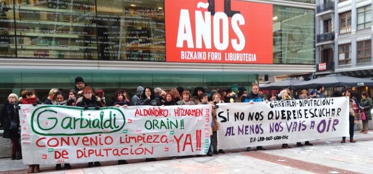 Garbialdiko langileek hitzarmen duin bat aldarrikatu dute Bizkaiko aldundiaren aurrean