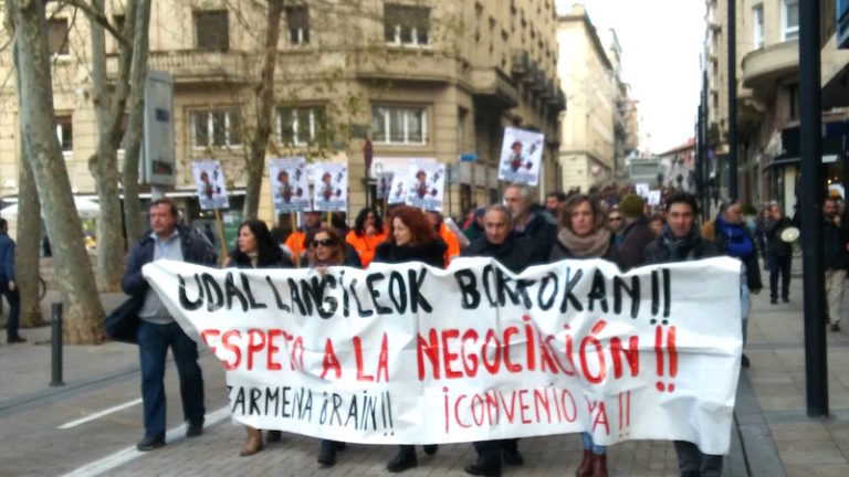 Gasteizko Udaleko langileak kalera irten dira euren lan eskubideen defentsan