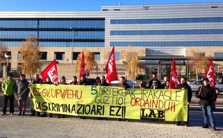 EHUko behin behineko irakasleei aitortu zaizkien bosturtekoak ordain dakizkien eskatzeko elkarretaratzea egin dugu Eusko Jaurlaritzaren aurrean