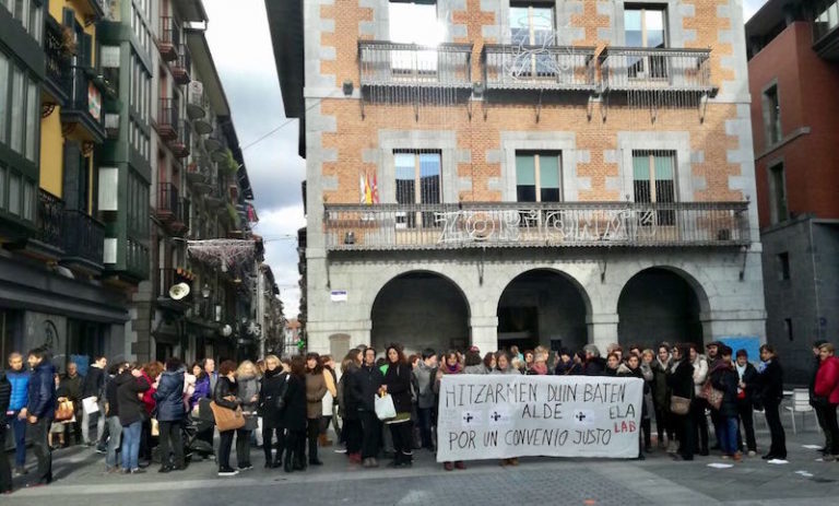 Egun osoko greba egiten ari dira La Asuncion klinikako langileak