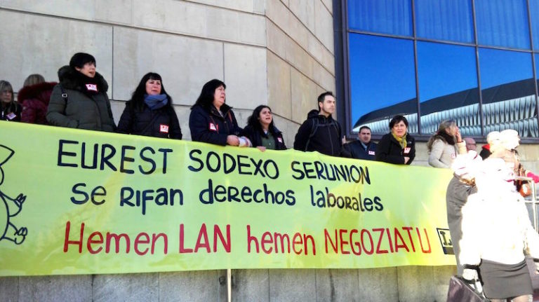 Trabajadoras del sector de colectividades se han concentrado en Bilbo, frente a la sede de EITB