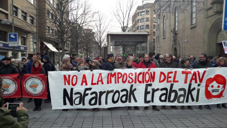 Abiadura Handiko Trenaren aurka protesta egin dugu Iruñean, Iñigo de la Sernaren bisita dela eta