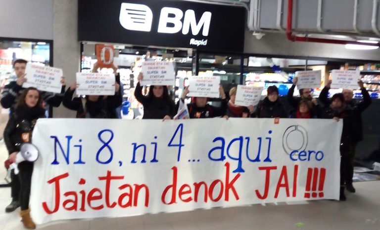 Nos hemos movilizado frente al nuevo supermercado BM de la estación de autobuses de Donostia en contra de la apertura en festivos