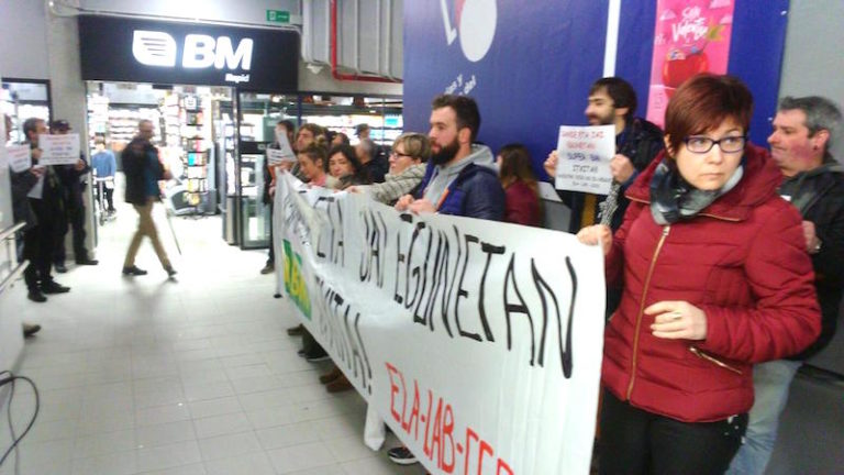 Jai egunak bizitzeko direla aldarrikatu dugu Donostiako autobus geltokiko BM berriaren aurrean