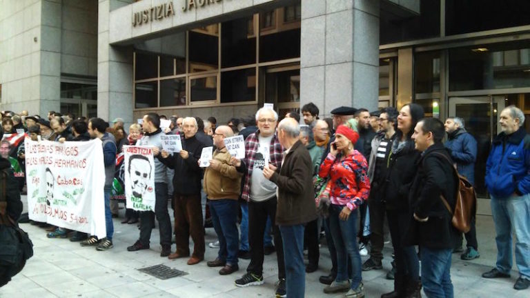 Babesa erakutsi diegu Iñigo Cabacasen familiari eta egia argitzeko lanean ari diren demandatuei