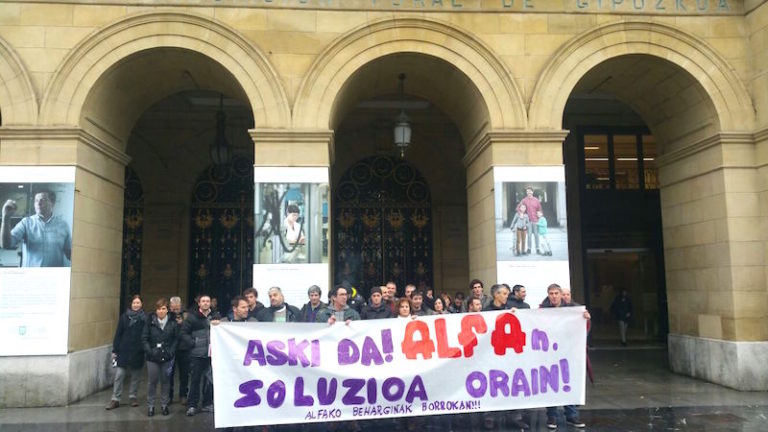 Gipuzkoako aldundiaren aurrean egin dute protesta Alfako langileek