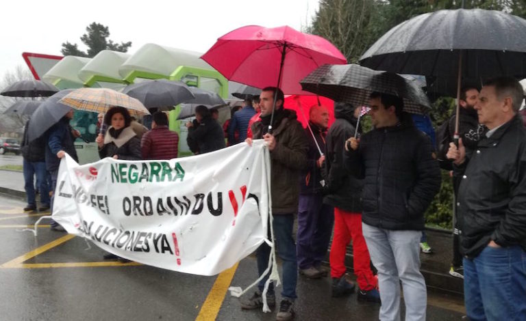 Trabajadoras y trabajadores de Talleres Negarra de Igorre se concentran porque les adeudan cinco nóminas