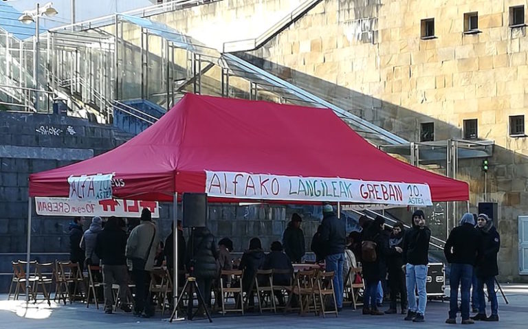 Las y los trabajadores de Alfa han habilitado un espacio en Eibar para socializar las razones de la huelga