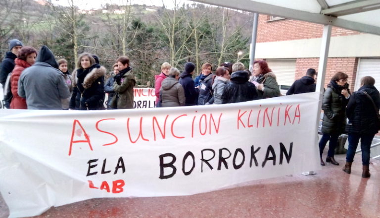 Kalitatezko osasun zerbitzu bat eskaintzea dutela helburu berretsi dute La Asuncion klinikako grebalariek