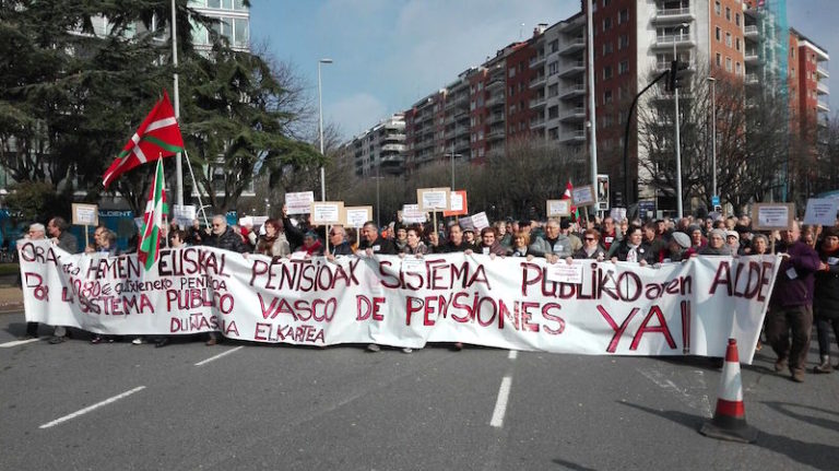 «Adarra jotzen digute, irainduak sentitzen gara», diote pentsiodunek