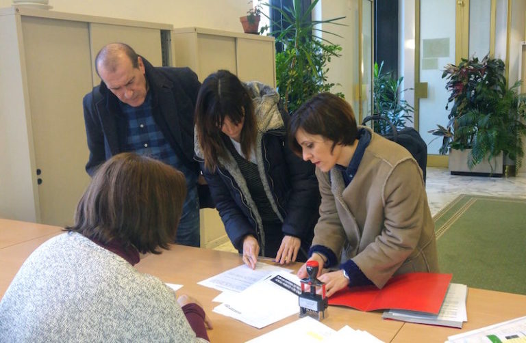 Pobrezia eta bazterketa sozialaren aurkako Herri Ekimen Legegilea erregistratu dute Gasteizko Legebiltzarrean