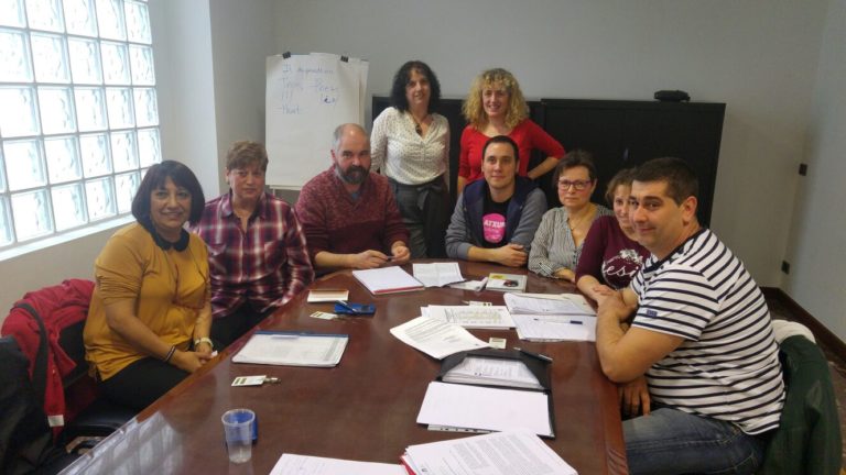 EH Bildu eta Podemoseko diputatuekin bildu dira Garbialdiko langileak