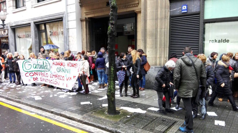 Garbialdiko langileek Bizkaiko aldundiaren aurrean erakutsi dute berriro euren ezinegona