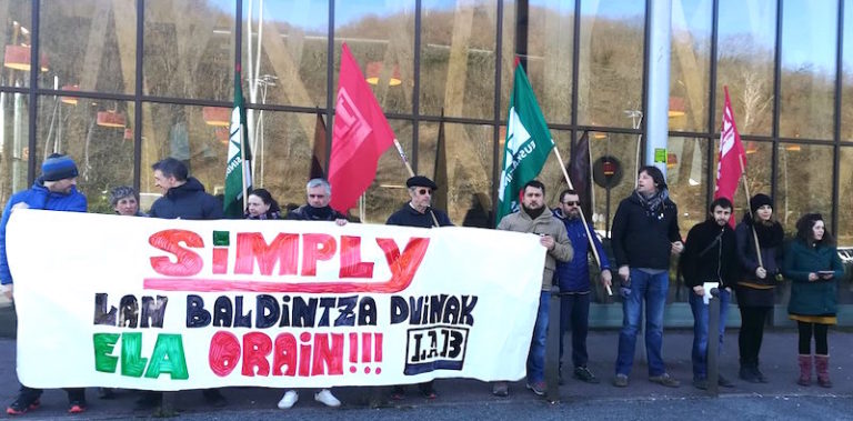 Arraiozko Simply saltokiaren aurrean egin dugu protesta, langileek pairatutako jazarpena salatzeko