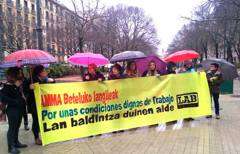 Las y los trabajadores de la residencia AMAVIR de Betelu solicitan en el Parlamento de Navarra una solución al conflicto laboral existente