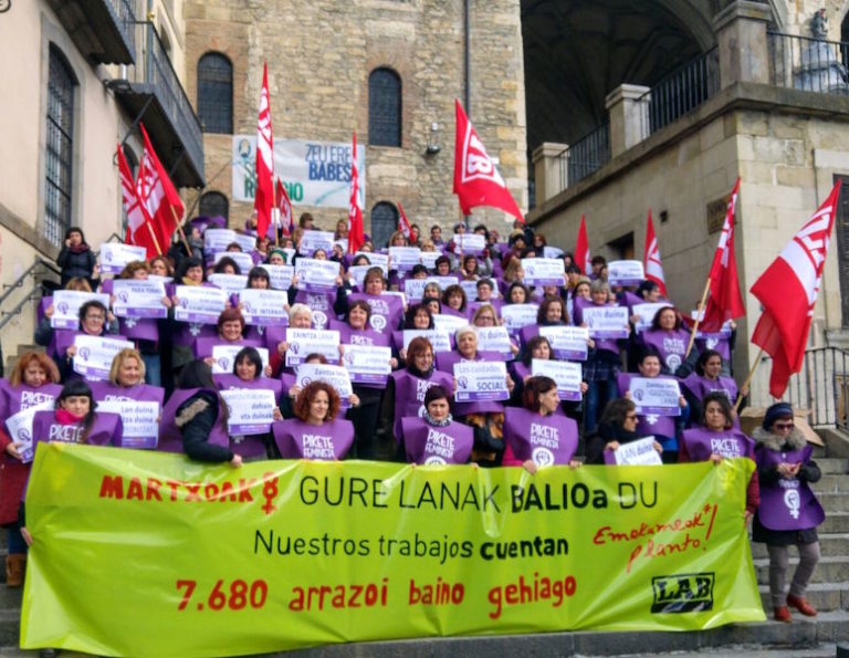 Emakume-kate bat egin dugu Gasteizko Legebiltzarreraino, talde politikoek soldata arrakalaren arazoari hel diezaioten eskatzeko