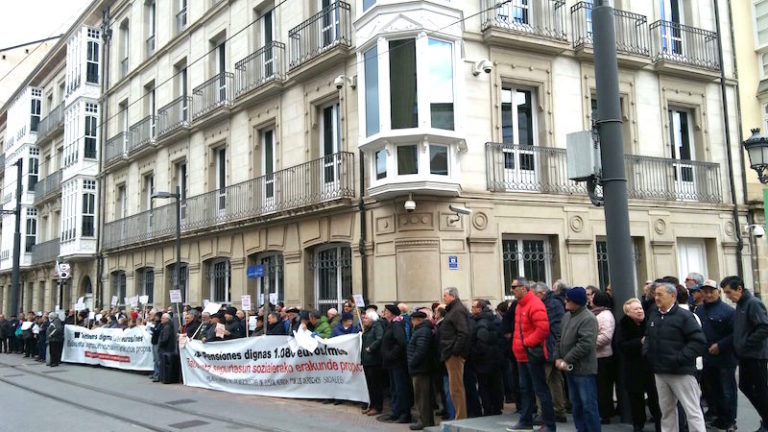 Concentraci&oacute;n convocada en el exterior del Parlamento, mientras se llevaba a cabo el debate.