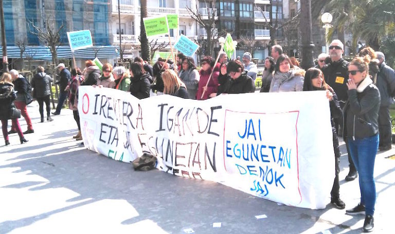 Jai egunetan irekitzearen kontra protesta egin dugu Donostiako udaletxearen aurrean