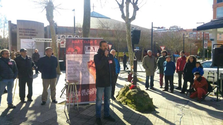 Lan duina eta bizi duina bermatuko duen Estatu bat behar dugula berretsi du Igor Arroyok, martxoaren 3ko sarraskiaren urtemugan