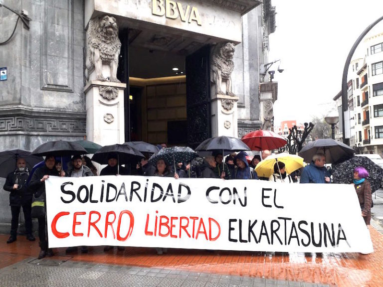Nos hemos concentrado en Bilbo, frente al BBVA, en solidaridad con el SAT