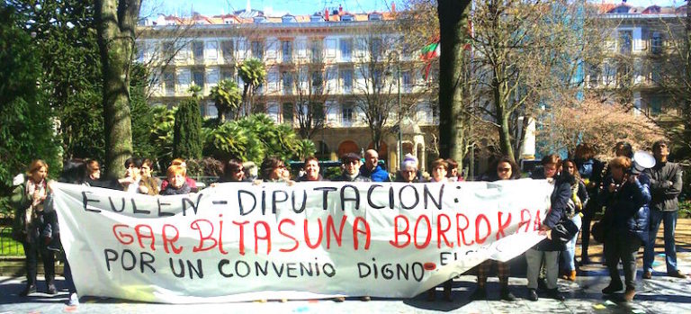 Gipuzkoako Aldundiko garbitzaileek protestak egin dituzte Donostian eta Eibarren