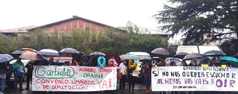 Garbialdiko langileek enpresaren egoitzaren aurrean egin dute protesta