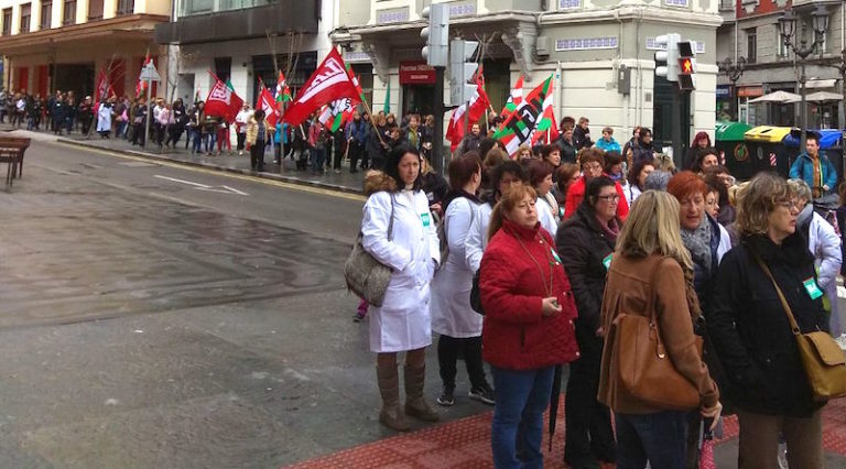 Hiru orduko lanuzteak egin dituzte Bizkaiko etxez etxeko laguntza zerbitzuko langileek