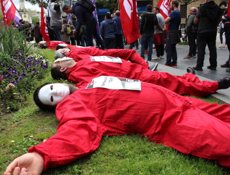 Lan heriotzek sortutako odolustea irudikatu dugu kale eta iturrietan