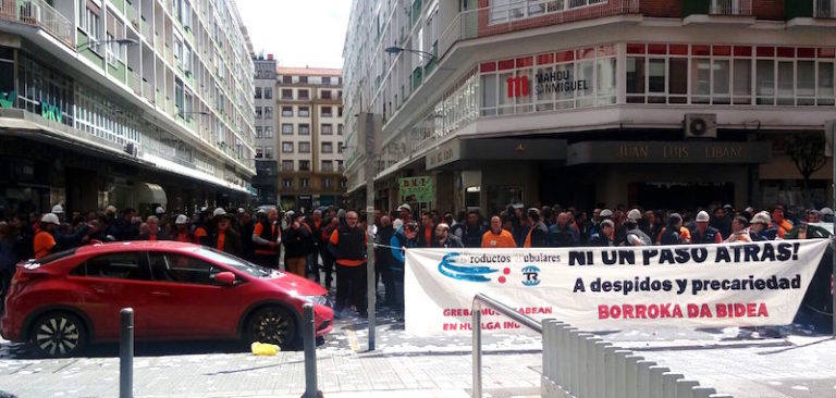 Tubos Reunidos taldearen egoitzaren aurrean mobilizatu dira berriro