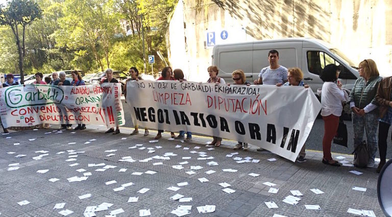 Ogasun Sailaren aurrean mobilizatzen ari dira Garbialdiko langileak