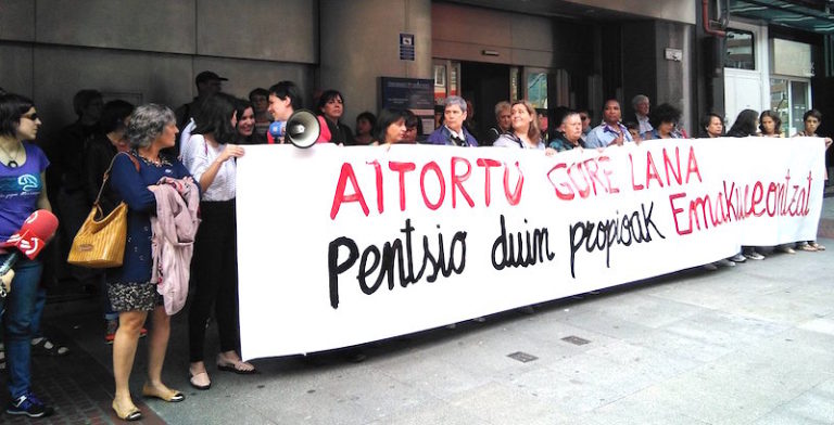 Emakumeon Mundu Martxak babesa erakutsi die pentsiodunei