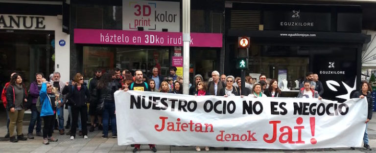 Gasteizko Supercorren aurrean mobilizatu gara, jai egunetan eta igandeetan lan egitearen kontra