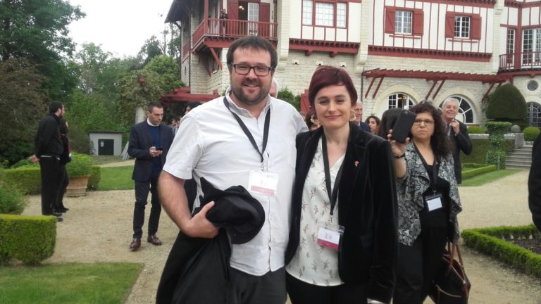 Bizitza duina bermatuko duen jendarte eredu bat eraikitzeko konpromisoa berretsi dugu, inolako indarkeriarik eta injustizia sozialik gabe