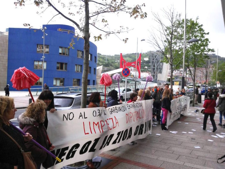 Bizkaiko Foru Aldundiko garbitzaileek instituzioak entzungorrarena egiten duela salatu dute