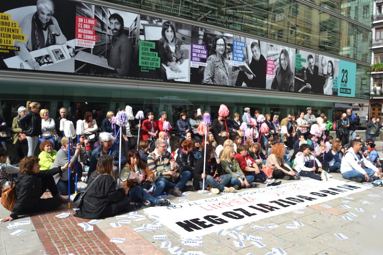 Garbialdiko langileek eserialdia egin dute Bizkaiko Aldundiaren aurrean