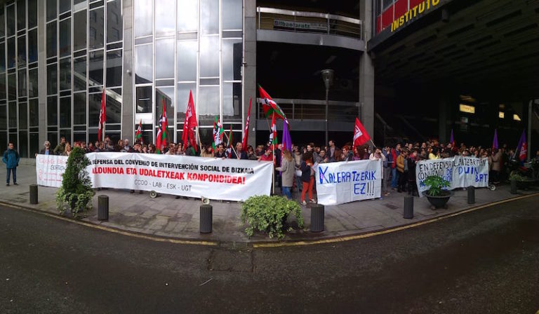 Bizkaiko Esku-hartze Sozialeko langileak kalera irten dira