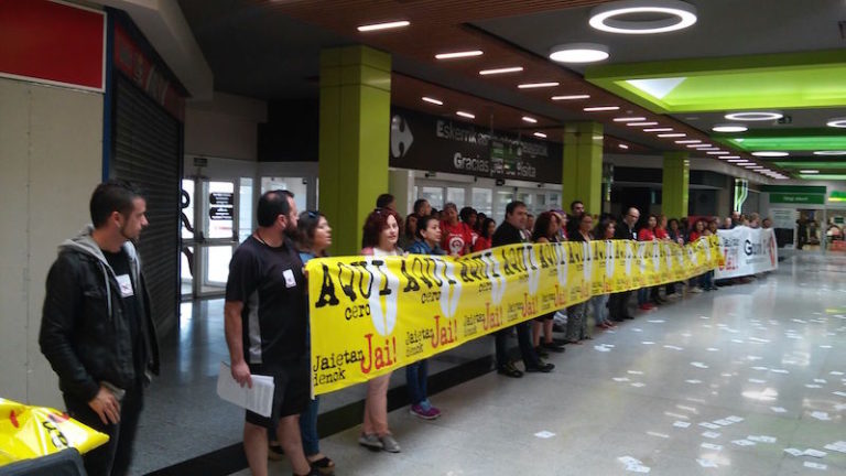 Nos hemos movilizado en Sestao, ante Carrefour, en contra de la apertura en domingos y festivos