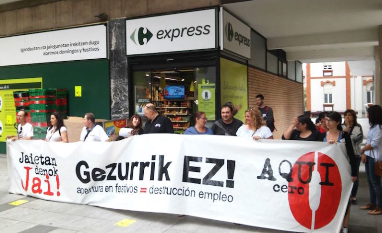 Igande eta jai egunetako irekieren kontra mobilizatu gara Santutxuko Carrefourren atarian