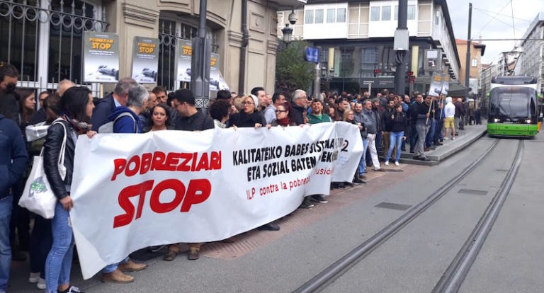 Gutxieneko errenta eta etxebizitza eskubidearen alde bildu gara Gasteizko Legebiltzarraren aurrean