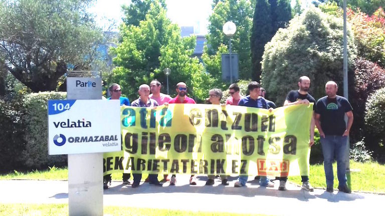 Nos hemos concentrado frente a la sede del grupo Velatia