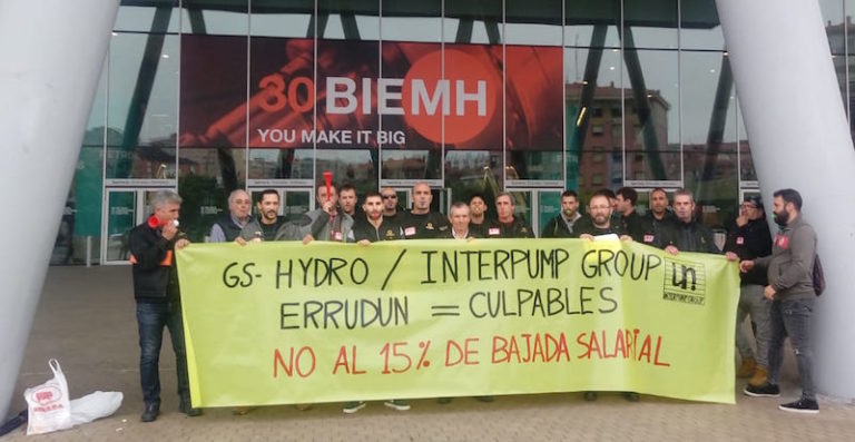 Concentraci&oacute;n frente al BEC, a las puertas de la Feria de la M&aacute;quina de Herramienta.