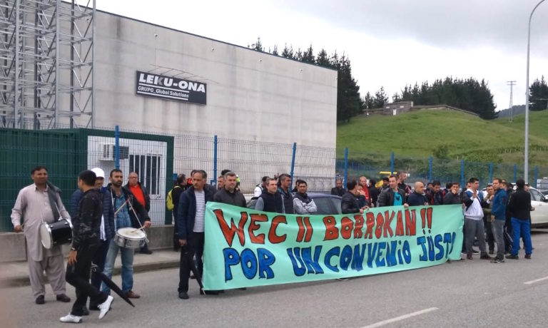 WEC II-eko grebalariak enpresa taldearen aurrean mobilizatu dira