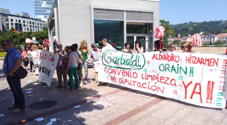 Garbialdiko langileek protestekin jarraitzen dute, Bizkaiko Aldundiak bere hitza bete ez duela ikusita