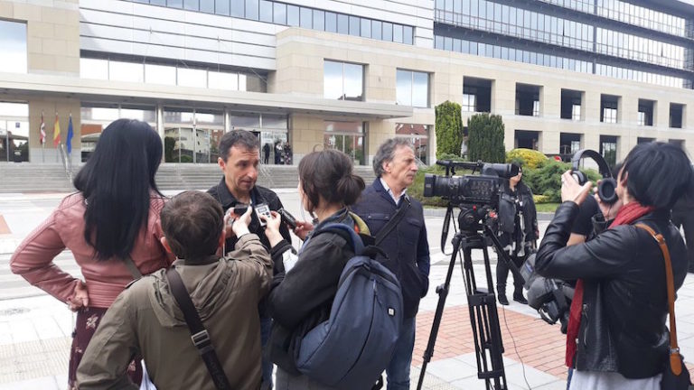 Volvemos a exigir al Gobierno Vasco que deje de gestionar los recortes con petachos y que, de una vez, empiecen a negociar un plan integral para el empleo público