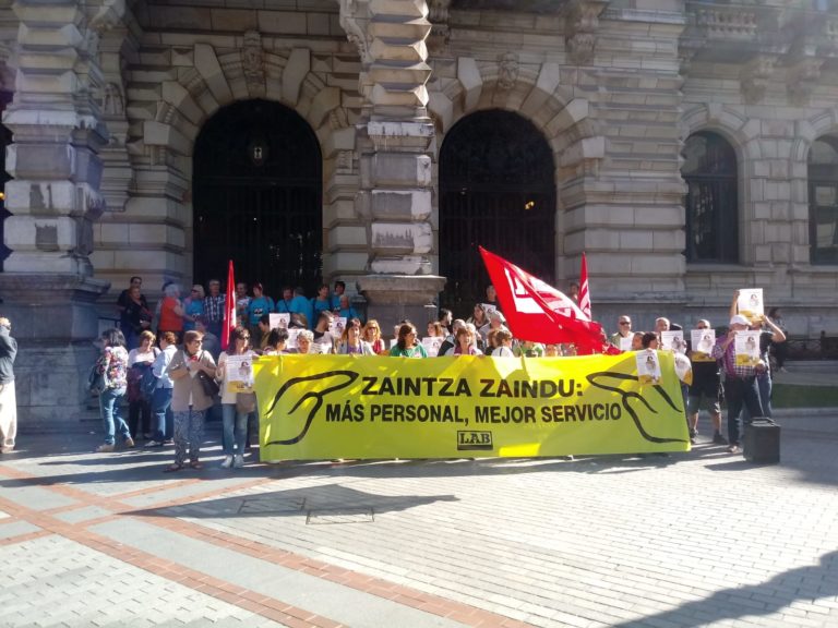 Gizarte zerbitzuen defentsan irten gara kalera