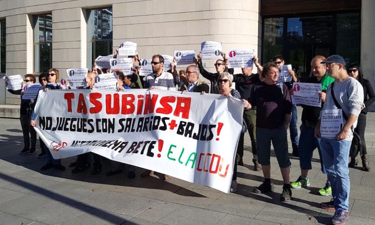 Las y los trabajadores de Tasubinsa se concentran frente al Palacio de Justicia de Iruñea