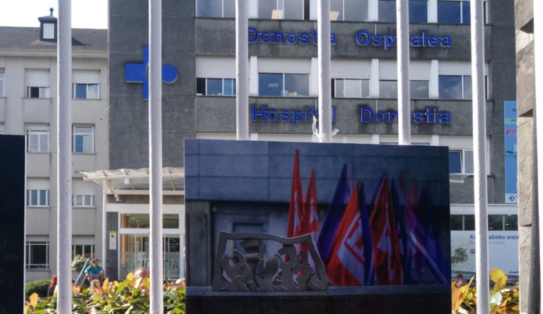 Osakidetzak zentsuratutako “Zorroztarria” erakusketa ikusgai izan da Donostia Ospitalaren aurrean